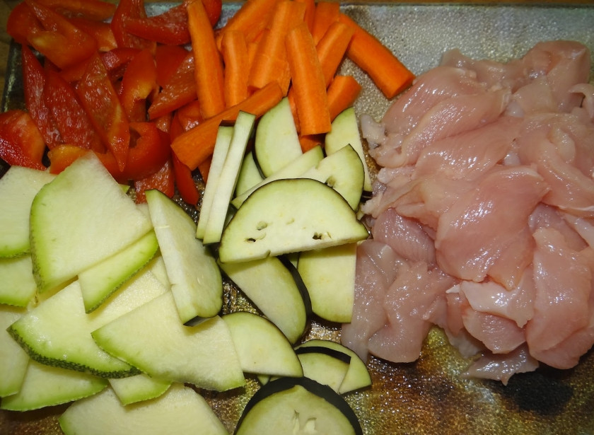 1. Этап. Гречневая лапша с курицей: Сначала отварите до готовности лапшу. Пока лапша варится, помойте и порежьте остальные ингредиенты: курицу — небольшими кусочками, перец болгарский и морковку — соломкой, а баклажан и цукини — четвертинками.