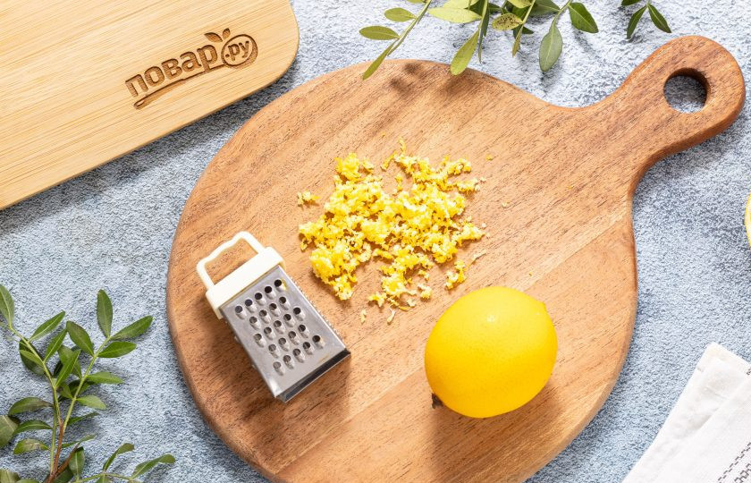 1. Этап. Лимонный пунш: Лимон тщательно помойте и обдайте кипятком. Затем на терке снимите цедру.