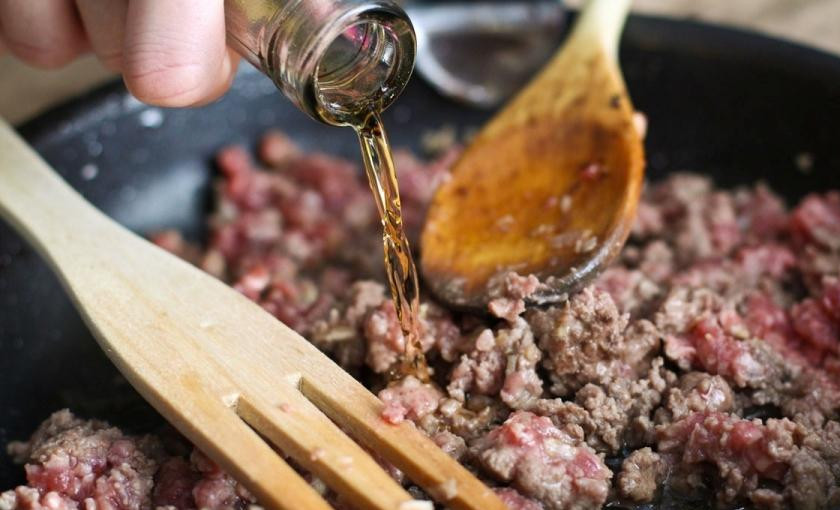 1. Этап. Блины с говядиной и луком: Пока лук в духовке - занимаемся говяжьим фаршем. Обжариваем фарш 2 минуты, разминая, на сильном огне. Затем солим фарш, добавляем коньяк и жарим еще 4-5 минут.