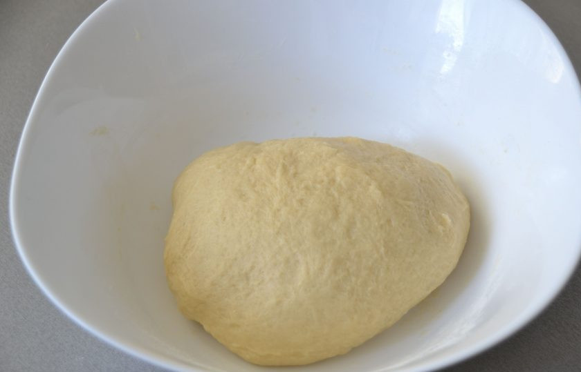 1. Этап. Булочки Бухтельн: Накройте тесто пищевой пленкой и поставьте в теплое место для брожения на 1,5-2 часа.