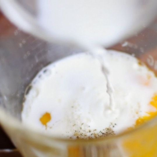 1. Этап. Суфле с картофелем и колбасками: Туда же заливаем молоко.