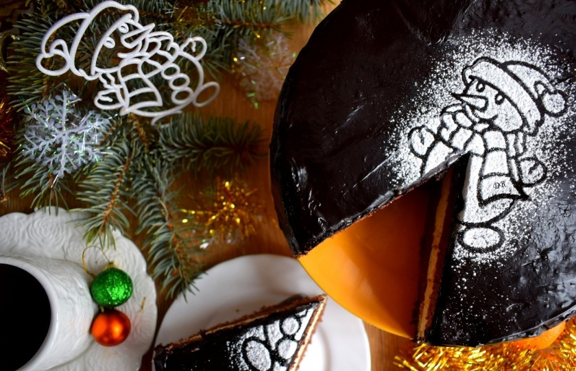 1. Этап. Бисквитный торт с творожным кремом: Украсьте его по желанию. Я присыпала сахарной пудрой через трафарет.