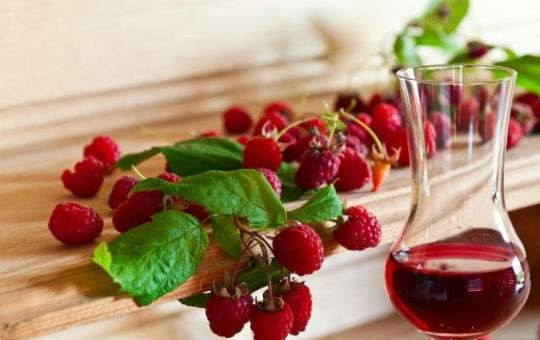 1. Этап. Рецепт малинового вина: Готовое вино перелейте в стеклянные бутылки, закупорив их. Подавайте напиток охлаждённым. Приятной дегустации!