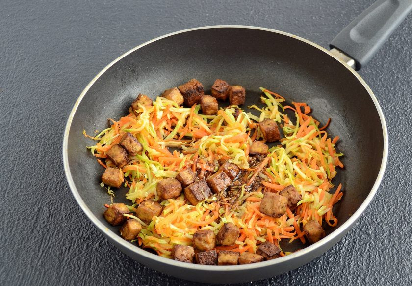 1. Этап. Фунчоза с тофу: Добавьте тофу и чесночный соус к овощам.