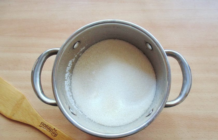 1. Этап. Варенье из нектаринов и персиков: Сварите сироп. В кастрюлю насыпьте сахар.