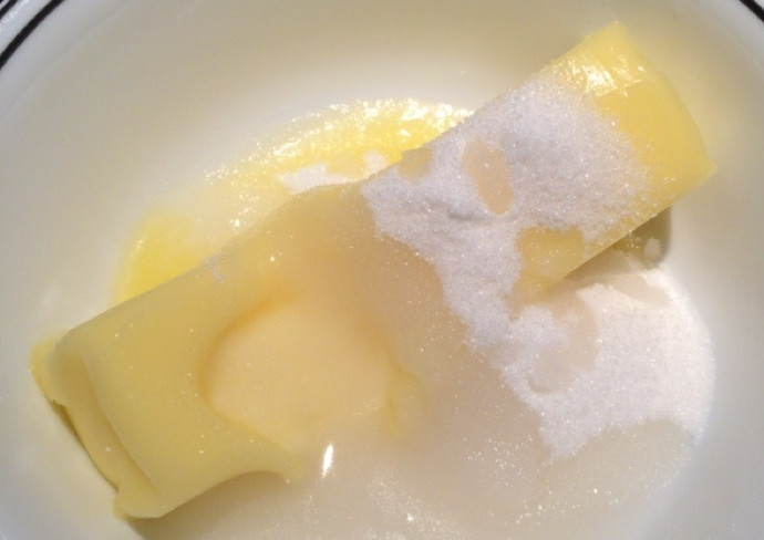 1. Этап. Песочное печенье с кокосом, карамелью и шоколадом: 2. В другой миске соедините сливочное масло с сахаром.