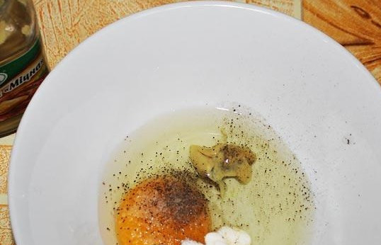 1. Этап. Ромштекс из говядины в мультиварке: Для этого к яйцу добавляем горчицу, майонез, соль, перец, молоко, и взбиваем венчиком (или вилкой).