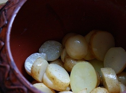 1. Этап. Соус в горшочках: Добавить к мясу, обжаривать пару минут, после чего оставить при выключенном огне под закрытой крышкой. А тем временем на дно каждого горшочка положить немного картофеля.