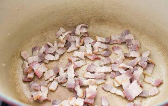 1. Этап. Зимний фасолевый суп: 1. Фасоль предварительно замочите на ночь в холодной воде, перед приготовлением слейте воду. Нарежьте кусочками бекон, очистите морковь и лук, нарежьте кубиками, вымойте сельдерей и нарежьте его кубиком. Разогрейте кастрюлю с толстым дном и выложите бекон, обжаривайте его пару минут.