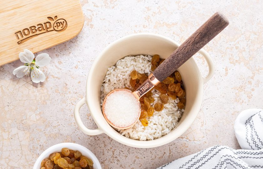 1. Этап. Рисовая каша в аэрогриле: Добавьте сахар по вкусу и щепотку соли.