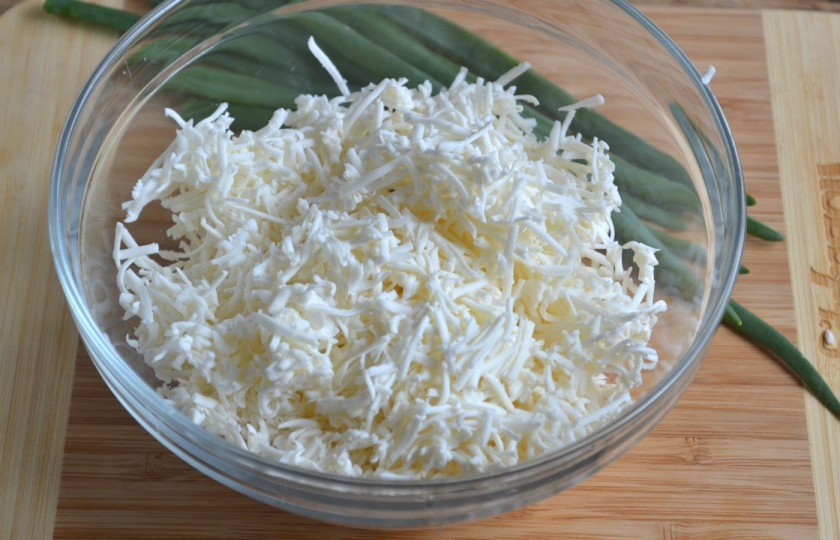 1. Этап. Закуска на чипсах: Сыр натрите на самой мелкой терке в стружку. Советую брать достаточно плотный сыр, не слишком мягкий, иначе его будет сложно потереть.