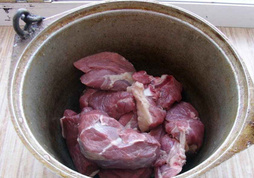 1. Этап. Шулюм из баранины на костре: Затем выкладываем баранину в котелок, подвешиваем его над костром и обжариваем мясо до золотистого цвета. Затем заливаем баранину водой и ждем, пока она закипит.