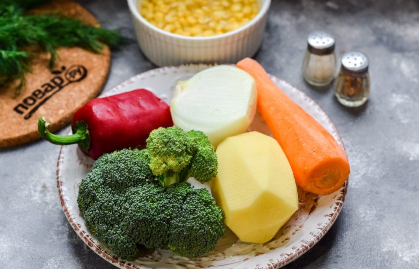 1. Этап. Суп с брокколи и кукурузой: Подготовьте все ингредиенты. Вместо воды можете использовать бульон.