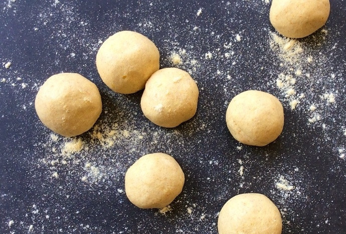 1. Этап. Чипсы из тортильи (плюс рецепт тортильи): 3. Замесите тесто и разделите его на маленькие шарики размером с мяч для тенниса.