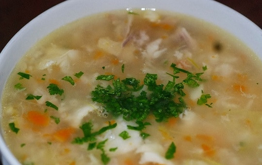 1. Этап. Уха со взбитым яйцом: Пусть уха покипит еще пару минут, а затем убираем её с огня. Даем настояться минут 5-10 — и можно подавать к столу, посыпав зеленью.