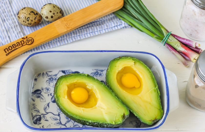 1. Этап. Яйца на завтрак: Аккуратно вбейте в каждое углубление плода по перепелиному яйцу. Если авокадо крупное, то по два яйца. Используя куриные яйца, сначала разбейте их в пиалу или креманку, затем аккуратно ложкой выложите в авокадо желток и совсем немного белка. Все куриное яйцо сразу в половинку плода не разбивайте - оно вытечет в форму.
