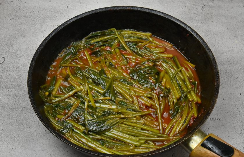 1. Этап. Черемша в томатном соусе на зиму: Влейте воду, накройте посуду крышкой, доведите до кипения и потушите черемшу в течение 10 минут. За пару минут до окончания приготовления влейте столовый уксус.