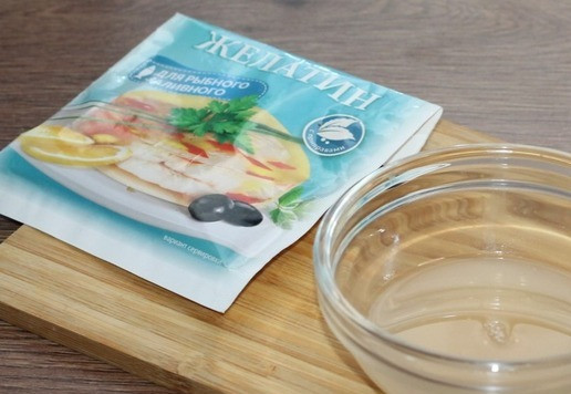 1. Этап. Желейная шуба в тарталетках: 8. Затем ее прогреваем в микроволновке, но не до кипения и вливаем в измельченную смесь, перемешиваем.