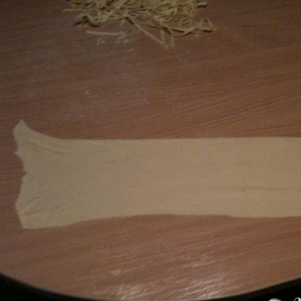 1. Этап. Домашние итальянские макароны (лапша): Выкладываем готовое тесто на присыпанную мукой поверхность. Тыльной стороной ладошки раскатываем тесто движением 