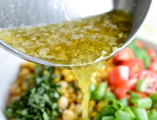 1. Этап. Cалат с нутом: 4. Приготовьте заправку - пропустите через пресс чеснок, добавьте оливковое масло, мед, уксус, соль, перец. Выжмите сок лимона и натрите цедру. Все как следует перемешайте и поставьте на огонь. Прогрейте, чтобы чеснок отдал свой аромат, а после вылейте в салатник.