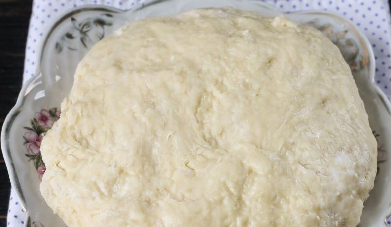 1. Этап. Хворост простой: Замесите упругое и эластичное тесто. Наройте его пищевой пленкой или полотенцем и дайте постоять полчаса.