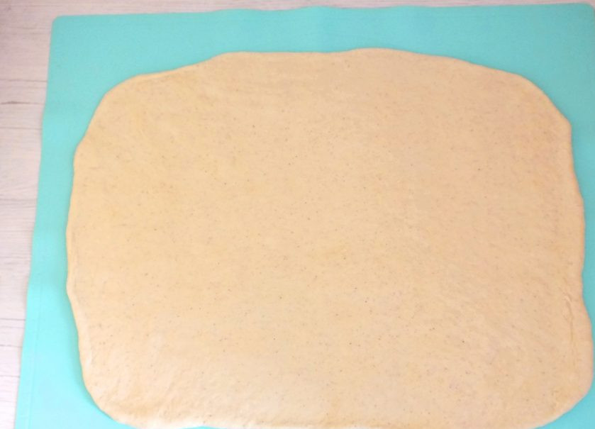 1. Этап. Булочки Даллас: На рабочей поверхности раскатайте пласт длиной 50 см., шириной 30 см. Если тесто прилипает к столу, присыпьте слегка мукой.