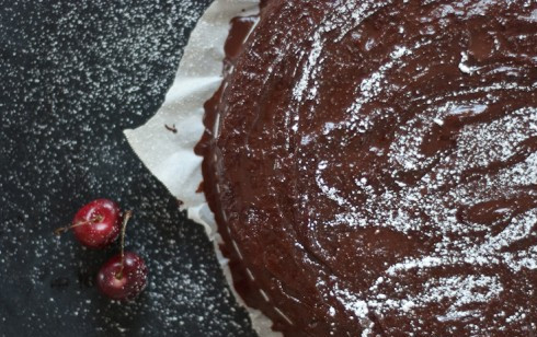 1. Этап. Торт в виде собаки: 3. По возможности выпекаем овальной формы корж. Или же делаем корж любой формы, а потом обрезаем лишнее, чтобы получился овал. Из остатков же сделаем пять кружков, поставим по кругу - это будут лапки и мордочка собаки.