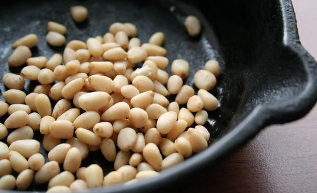 1. Этап. Рулетики из цуккини: Цуккини достаем из сковороды. В этом же масле обжариваем кедровые орешки - 2-3 минуты на среднем огне.