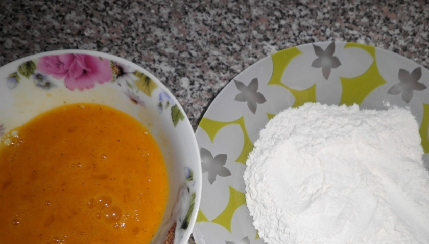 1. Этап. Жареный судак: Приготовим кляр. В емкости взбейте яйца с щепоткой соли и щепоткой перца. Отдельно приготовьте муку.