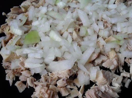 1. Этап. Салат Клубничка: 3. В середине жарки добавляем мелко нарезанный лук и жарим до готовности. Солим по вкусу.