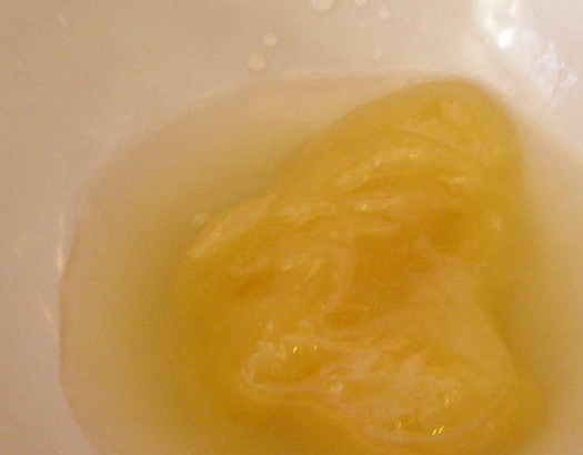 1. Этап. Салат из тыквы с яблоком: В миске смешайте мед, лимонный сок, размешайте до однородной массы.