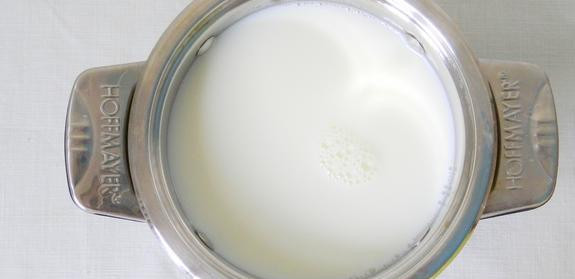 1. Этап. Манный пудинг: Молоко доводим до кипения.