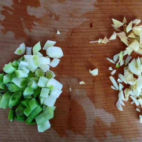 1. Этап. Китайская капуста, фаршированная коричневым рисом: Мелко нарезаем лук, имбирь и чеснок.