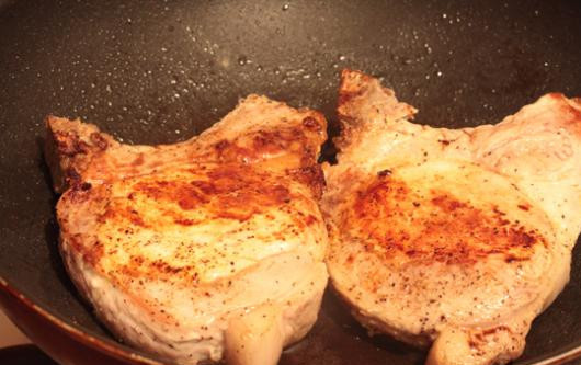 1. Этап. Свиная котлета на ребрышке: 2. Греем масло, и обжариваем с двух сторон каждый кусочек до золотистой корочки. Затем поместим в духовку на 10-15 минут, чтобы 