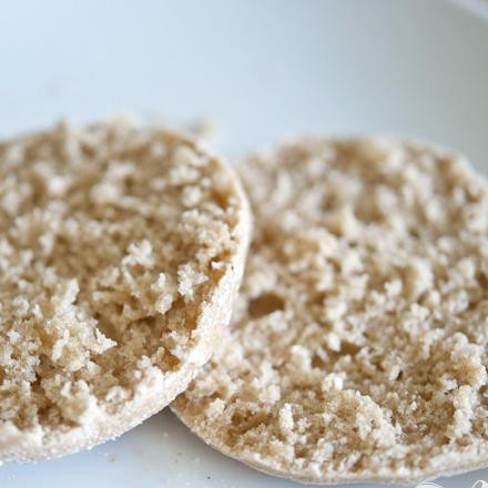 1. Этап. Английская домашняя булочка: Поделите булочки по полам и дайте им охладится в холодильнике (можно даже в морозилке).