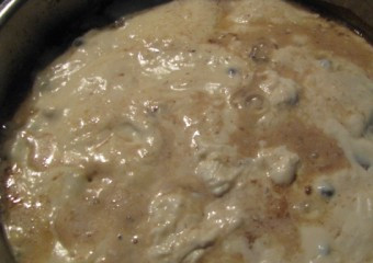 1. Этап. Гуляш из говядины со сливками: 4. Заливаем мясо соусом. Тушить мясо лучше под закрытой крышкой и на слабом огне. При необходимости добавляем немного воды. Тушим говядину до готовности.