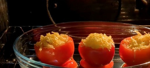 1. Этап. Запечённые помидоры с яйцом и сыром: Смажьте форму для запекания растительным маслом и поставьте в нее помидоры. Выпекайте в духовке 25 минут при температуре 180°C. Украсьте блюдо по желанию листьями салата. Приятного аппетита!