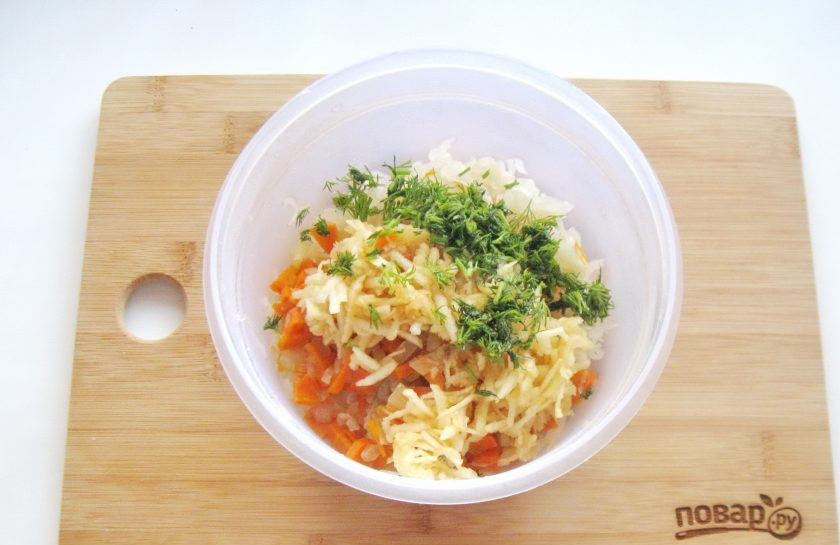 1. Этап. Жареные картофельные пирожки с квашеной капустой: Добавьте нарезанную зелень и тертое яблоко.