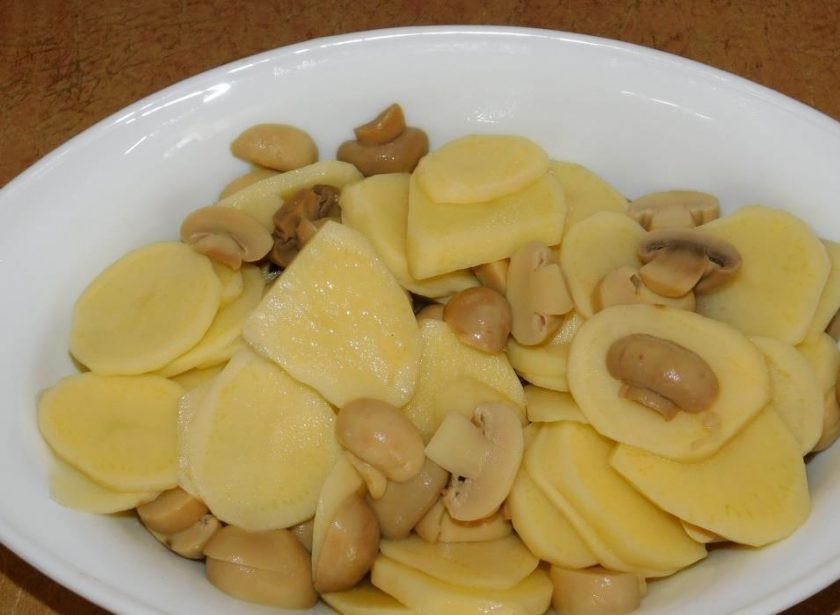 1. Этап. Картофель с грибами и сыром в духовке: Перемешайте нарезанные шампиньоны с картофелем.