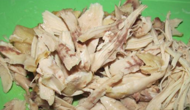 1. Этап. Куриный суп в скороварке-мультиварке: Из окорочка сварите бульон, залив мясо 2-3 литрами холодной воды. Варим в скороварке-мультиварке, программа 