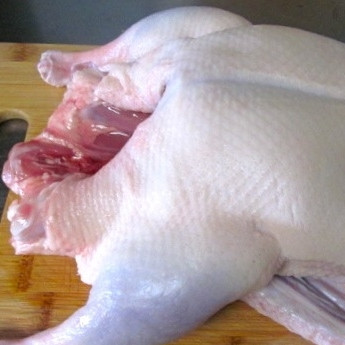 1. Этап. Утка, запеченная с апельсинами: Сперва необходимо выпотрошить утку (если еще не выпотрошена), обрезать ей кончики крыльев, хвост, лишний жир и лишнюю шкуру. Словом, подготовить тушку.