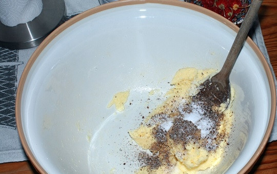 1. Этап. Булочки на живых дрожжах: 4. Для аромата добавьте щепотку ванильного сахара и кардамон.