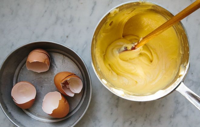 1. Этап. Пончики из заварного теста: 4. По одному вводите яйца, тщательно вмешивая их в тесто. Количество определяйте по консистенции теста. Оно не должно быть слишком тугим, а также не должно плыть.