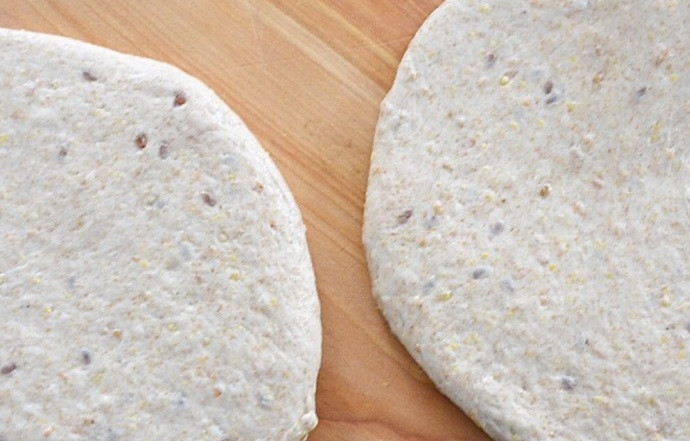 1. Этап. Овощная пицца с моцареллой: 1. Разделите тесто на 4 равные части, раскатайте в ровные круги для пиццы. Застелите противень пергаментной бумагой, поместите на него тесто.