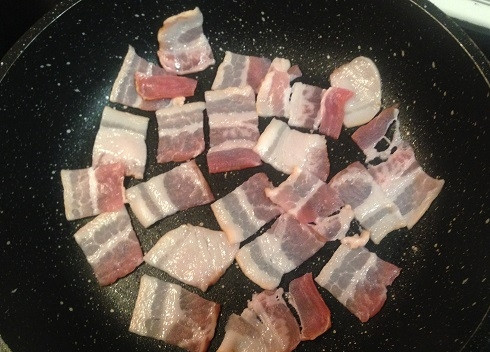 1. Этап. Мужская овсянка: 1. Бекон нарезаем на кусочки и выкладываем на холодную сковороду. Включаем плиту и обжариваем на среднем огне.