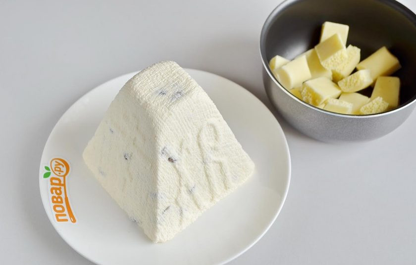 1. Этап. Пасха с белым шоколадом: Через 10 часов можно слить жидкость, переверните пасху на тарелочку, снимите формочку, уберите марлю очень осторожно. Растопите белый шоколад.