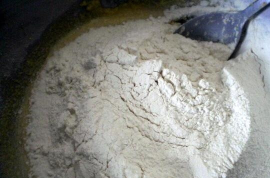 1. Этап. Лепешка для бурито: Далее в массу просейте пшеничную муку. Всыпьте разрыхлитель и соль. Перемешайте.