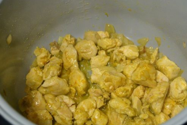 1. Этап. Курица карри в мультиварке: Добавим к курице специи, перемешаем.