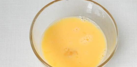 1. Этап. Манный пудинг: Взбиваем белок с одним яйцом.