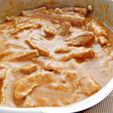 1. Stage. Stew with sour cream: Add flour to the pan, mix well, pour warm water and simmer for 45 minutes under the lid.